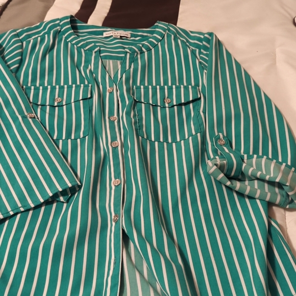 2$10 Notations green/white mandarin collar button up top - Picture 4 of 4